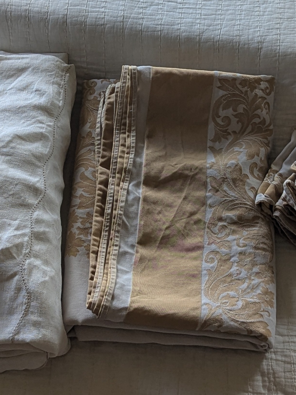 Vintage Ornate Gold and Cream Decorative Tablecloth And Linen Tablecloth Bundle